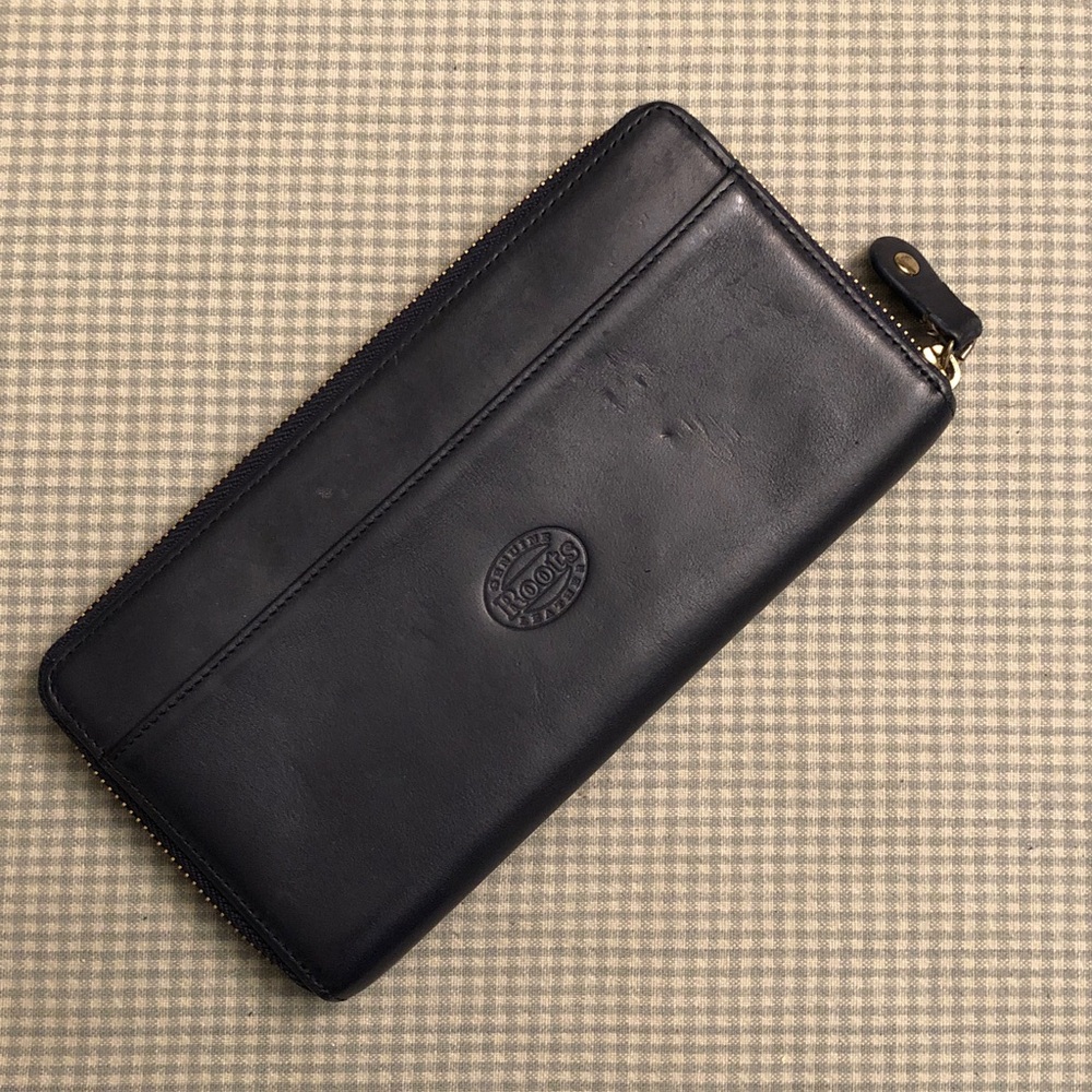 ROOTS Vintage Smooth Soft Cowhide Leather Zip Around Wallet - Dark Navy #796